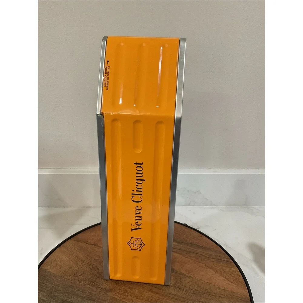 Limited Edition VEUVE CLICQUOT Destination ROME Arrow Presentation Box Tin Empty